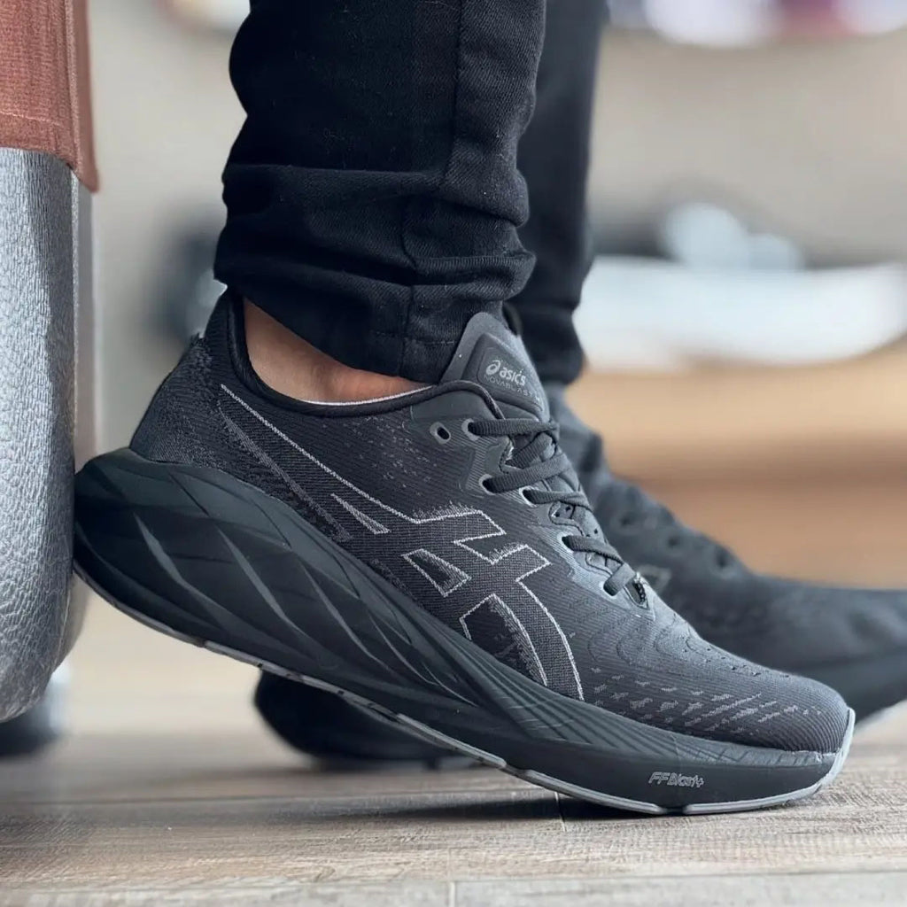 Asics Novablast 4  1011B693-002